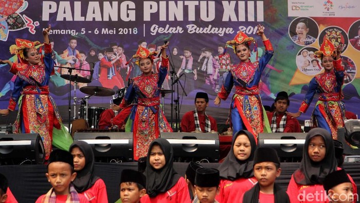 Festival Palang Pintu digelar di Jalan Raya Kemang, Jakarta Selatan, Sabtu (5/5). Beragam budaya Betawi dipamerkan.