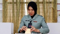Lembar suara yang telah diisi dimasukkan ke dalam kotak suara yang telah tersedia. Lai Seng Sin/Reuters.