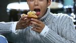 Ganteng dan Imut, Begini Loh 10 Gaya Park Bo Gum Saat Menyantap Makanan Enak