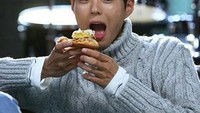 Makan pizza lagi. Sepertinya pizza jadi salah satu makanan kesukaan pria lulusan Universitas Myongji ini. Foto: Instagram @parkbogumactor