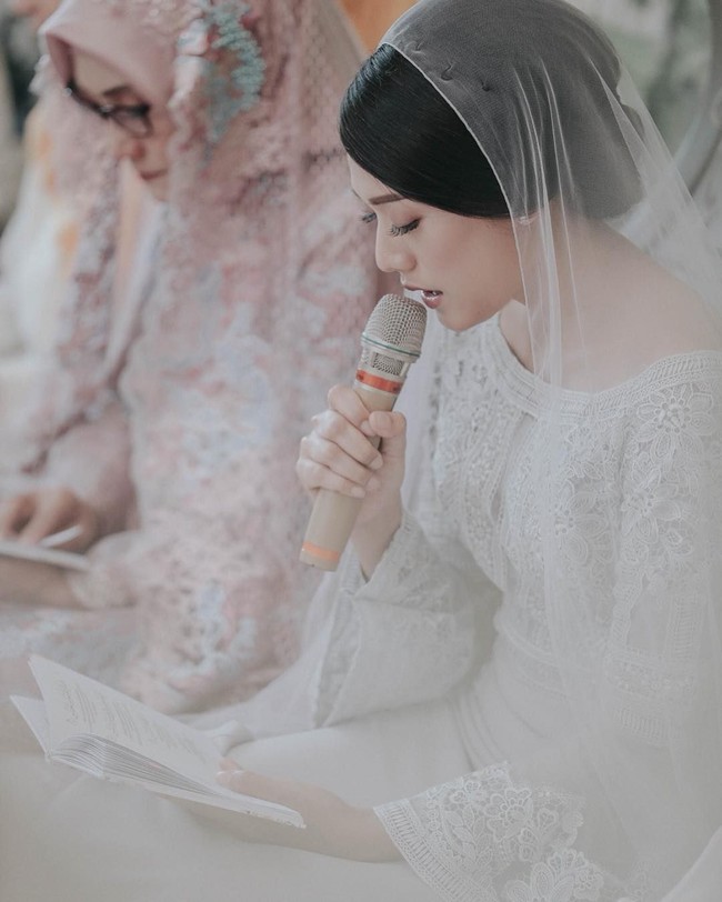 Adapun pengaplikasian veil transparan yang menambah kesan suci pada penampilan Annisa Aziza. Foto: Instagram Jokik Motret