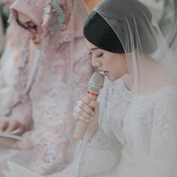 Adapun pengaplikasian veil transparan yang menambah kesan suci pada penampilan Annisa Aziza. Foto: Instagram Jokik Motret