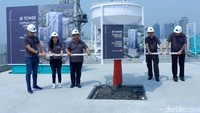 Wira Tjendana Director of Asiawide Holding Pte.Ltd, Evelyn S Owner Represtative of JB Tower, Edi Susilo Widjaja Director of PT Mardhika Artha Upaya, Wong Chung Neng Director of Asia Quest Holding Sdh.Bhd, Nur Jahja Gozali Project Manager of JB Tower saat melakukan Topping off JB Tower di Thamrin, Jakarta, Sabtu (5/5/2018). Dok. JB Tower