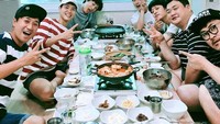 Park Bo Gum juga makan bersama teman-temannya. Hampir semua masakannya adalah makanan Korea yang sedap. Foto: Instagram @parkb0gum