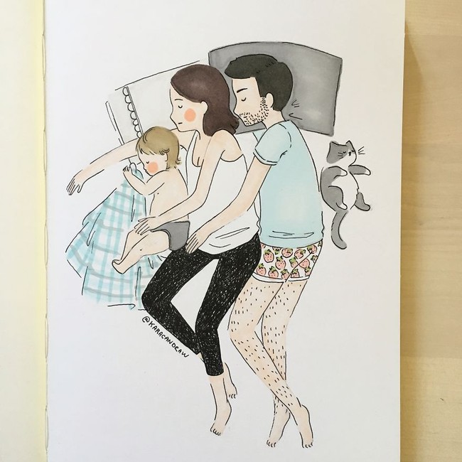 Ini adalah hal normal yang biasa dilakukan seorang ibu di akhir pekan. Menghabiskan waktu bersama di kasur. Foto: Instagram/@karacandraw