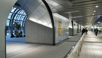 Desain langit-langit yang melengkung membuat interior stasiun terasa megah, membuat penumpang yang baru keluar dari kereta serasa ada di dunia lain di luar angkasa. Foto: Dok. Inhabitat