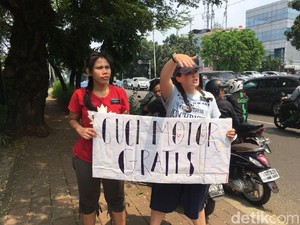 Heboh Aksi Bule Cuci Motor Gratis di Tebet