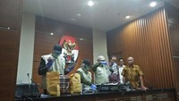 Dalam kegiatan ini KPK total mengamankan sejumlah aset yang diduga terkait tindak pidana, yaitu logam mulia atau emas 1,9 kg, uang senilai Rp 1.844.500.000 yang di dalamnya termasuk Rp 400 juta yang diamankan saat OTT, kata Wakil Ketua KPK Saut Situmorang di Gedung KPK, Jalan Kuningan Persada, Jakarta Selatan. (Foto: Ahmad Bil Wahid/detikcom)