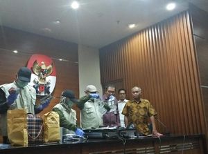 Foto: Duit dan Emas yang Disita KPK Saat OTT Amin Santono