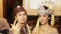 Usai menikah, Raditya Dika memamerkan cincin kawinnya bersama Anissa Aziza. Foto: Mauludi Rismoyo