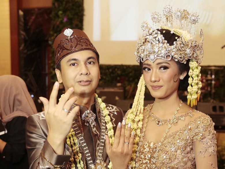 Terharunya Anissa Aziza Dapat Kejutan Baby Shower dari Keluarga Terharunya Anissa Aziza Dapat Kejutan Baby Shower dari Keluarga