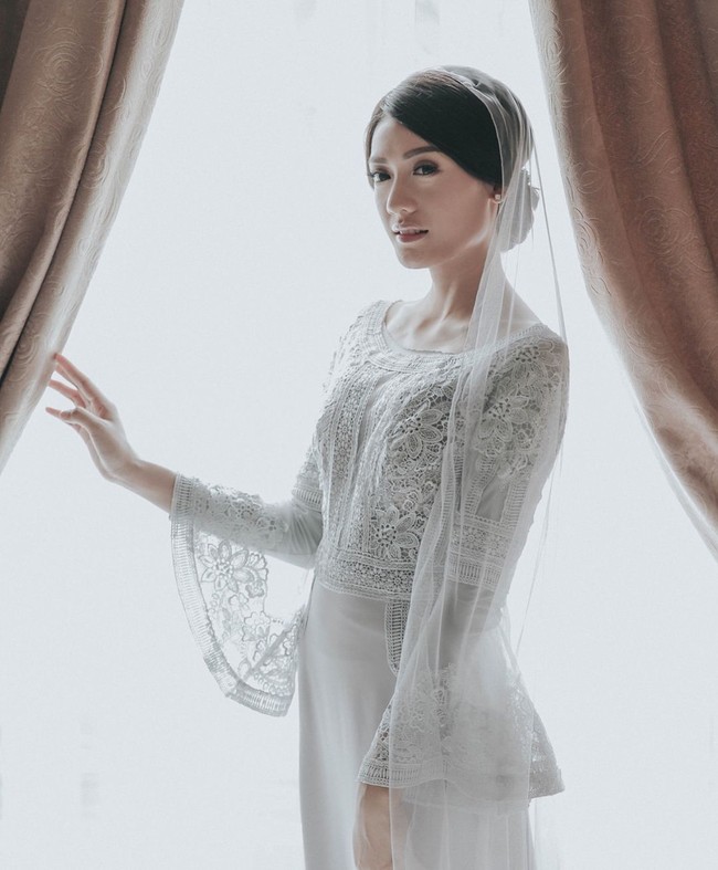 Saat pengajian, Annisa terlihat menawan dengan dress warna putih berdetail renda. Busana itu hadir dengan aksen bell sleeves yang membuat tampilannya semakin feminin. Foto: Instagram Jokik Motret