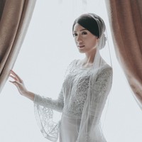 Saat pengajian, Annisa terlihat menawan dengan dress warna putih berdetail renda. Busana itu hadir dengan aksen bell sleeves yang membuat tampilannya semakin feminin. Foto: Instagram Jokik Motret