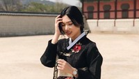 Isyana Sarasvati dipuji netizen saat mengenakan hanbok dengan warna merah dan hitam ini. Mirip Park Shin Hye katanya. Foto: Instagram