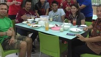 Bersama atlet PBSI, Imam Nachrawi terlihat makan bersama. Kayaknya di warung sedehana seperti warteg ya. Foto: instagram @nahrawi_imam
