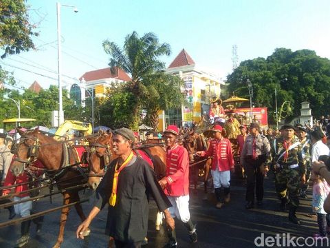 HUT Naik Tahta, Raja Surakarta Kirab Naik Kereta Kuno