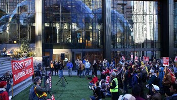 Belum lama ini, aksi demo juga digelar di kantor pusat Amazon yang baru di kota Seattle, Amerika Serikat. Foto: Reuters