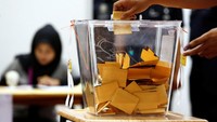 Setelah proses Pemilu selesai dilaksanakan, kotak suara akan dibuka dan dihitung untuk mengetahui perhitungan sementara. Lai Seng Sin/Reuters.