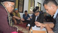 Setelah ditahan 10 hari, keduanya ingin menikah dan diizinkan polisi. Keduanya dijerat dengan Undang-Undang pasal 194, ancaman hukuman 10 tahun dan KUHP pasal 348 dengan ancaman kurungan penjara 9 tahun. Foto: Ibnu Munsir/detikcom