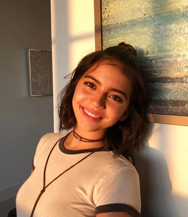 Selain cantik dan berprestasi ia juga dikenal dermawan. Isabela pernah mendonasikan rambutnya dan melakukan berbagai kegiatan amal lain. Foto: Instagram Isabela Moner