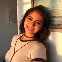 Selain cantik dan berprestasi ia juga dikenal dermawan. Isabela pernah mendonasikan rambutnya dan melakukan berbagai kegiatan amal lain. Foto: Instagram Isabela Moner