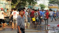 Warga ikut membantu proses pemadaman api.