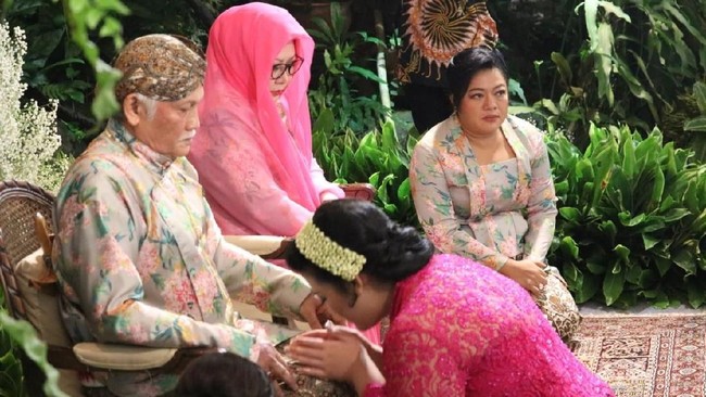 Saat siraman, Mbak Tutut juga memakai dua layer hijab yaitu hijab segi empat dan selendang. Kali ini ia tampil cantik dengan kebaya dan hijab bernuansa merah muda. Foto: Dok. Istimewa