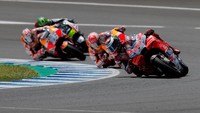Lorenzo tampil apik di balapan ini dengan berhasil menutup ruang Dovi untuk mendahuluinya. Penampilan bagus Lorenzo juga sempat dipuji Marquez yang kesulitan merebut status pimpinan balapan. (REUTERS/Jon Nazca)