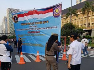 Satpol PP Beri Kaus Pelapis ke Peserta CFD #2019GantiPresiden