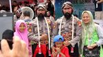 Aksi Polisi-Marinir Bermain Reog dan Barongsai di Trisuci Waisak