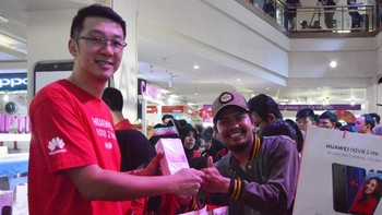 Hadir dalam acara tersebut, Deputy Country Director Huawei Device Indonesia, Lo Khing Seng. Dia mengatakan pihaknya menyediakan sebanyak 6 ribu unit smartphone dan telah ludes terjual. Meski begitu dia mengakui bahwa permintaan untuk Huawei Nova 2 Lite masih terus ada. Dok. Huawei