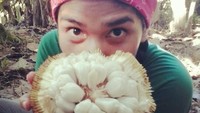 Wah ini posenya Medina saat mencicip buah tarap khas Kalimantan Utara. Katanya ini buah lokal yang paling enak yang pernah ia coba. Gimana ya rasanya?  Foto: instagram @medinakamil