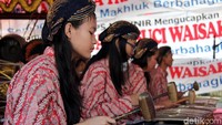 Musik gamelan juga ditampilkan.