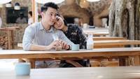 Lagi ada di Mrs Sippy Bali, Billy dan sang pacar terlihat mesra foto berdua. Dimejanya pun sudah tersaji segelas tinggi susu putih yang segar. Foto: Instagram @billydavidson_