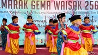 Sejumlah anak menampilkan tarian tradisional.