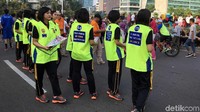Dalam kampanye itu mereka membagikan brosur tentang syarat masuk menjadi polisi.