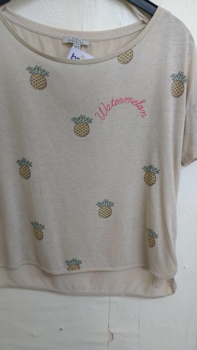 Perhatikan bahasa Inggrisnya juga sebelum beli baju. Yang satu ini, gambar nanas ditulis watermelon alias semangka. Foto: Istimewa