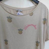 Perhatikan bahasa Inggrisnya juga sebelum beli baju. Yang satu ini, gambar nanas ditulis watermelon alias semangka. Foto: Istimewa