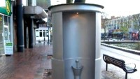 Dengan adanya toilet ini, masyarakat tak perlu repot-repot masuk gedung. Istimewa/Ranker/Youtube.