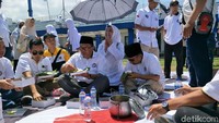 Oded berjanji jika menang nanti akan membuat acara rutin seperti botram sebagai wadah rekreasi sekaligus lebih mendekatkan diri dengan warga untuk mendengar langsung berbagai permasalahan/ Foto: Tri Ispranoto