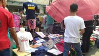 Tadi ada 1 Satpol PP dan 1 polisi, kata mereka ini tolong ditutup, nggak boleh jualan ini, karena ada hastagnya, ujar pedagang itu kepada detikcom. (Foto: Yuni Ayu Amida/detikcom)