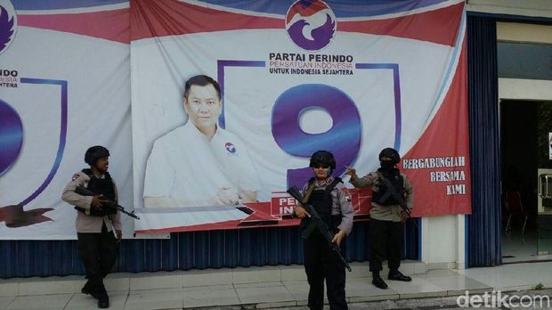 Brimob datangi kantor Perindo Jateng. 