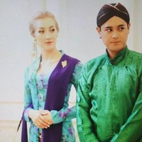 Sebelumnya, ia juga sering mengenakan kebaya di acara pernikahan saudara Panji lainnya. Kali ini penampilan Varsha terlihat lebih elegan dengan aksen selendang. Foto: Instagram Varsha Strauss