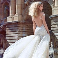 Gaun pengantin cantik dan megah dengan tumpukan tulle mungkin jadi gaun impian banyak wanita. Tapi perhatikan baik-baik, jangan sampai ada tulle yang keluar dari bokong seperti ini, ya. Foto: Istimewa