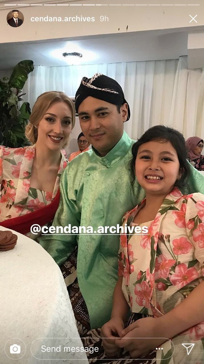 Dalam berbagai rangkaian acara, Varsha tampak menemani Panji. Ia pun terlihat cantik mengenakan kebaya yang menjadi seragam pernikahan. Foto: Instagram Varsha Strauss