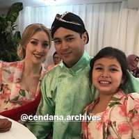Dalam berbagai rangkaian acara, Varsha tampak menemani Panji. Ia pun terlihat cantik mengenakan kebaya yang menjadi seragam pernikahan. Foto: Instagram Varsha Strauss