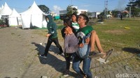 Seorang suporter yang terlukadiselamatkan temannya/Foto: Deni Prasetyo Utomo