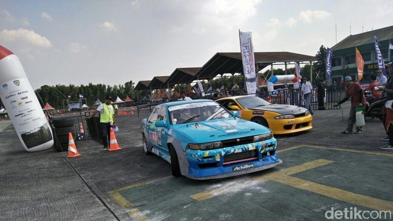 Kejurnas Drift seri pertama di Pondok Cabe, Tangerang Selatan (Foto: Ruly Kurniawan) Kejurnas Drift seri pertama di Pondok Cabe, Tangerang Selatan (Foto: Ruly Kurniawan)