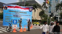 Spanduk itu berisi tulisan Hari Bebas Kendaraan Bermotor (HBKB). Tidak boleh untuk kepentingan partai politik dan SARA serta orasi menghasut.