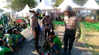 Massa suporter yang mengamuk diamankan petugas/Foto: Deni Prasetyo Utomo